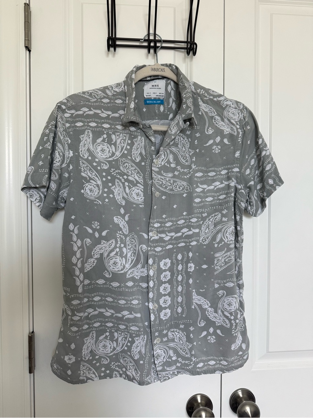 Men’s MBX Light Gray Paisley Short-Sleeve Button-Down Shirt
